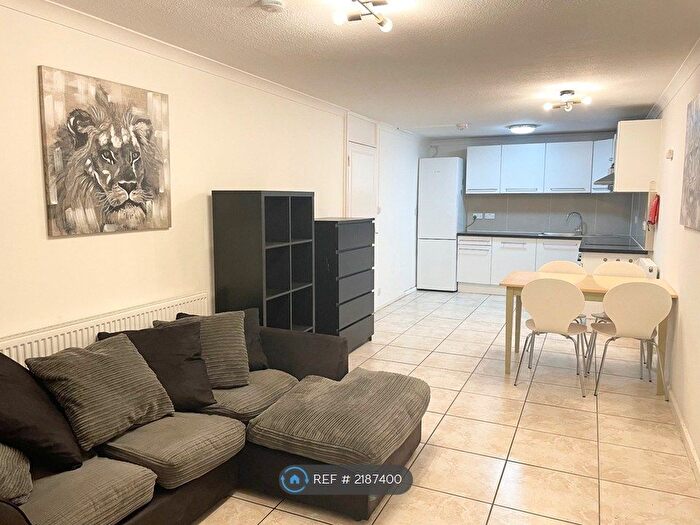 3 Bedroom Flat To Rent In Shuters Square, London, W14