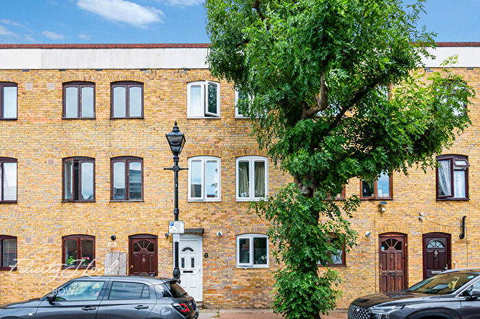 4 Bedroom Terraced House For Sale In Hewison Street, London, E3