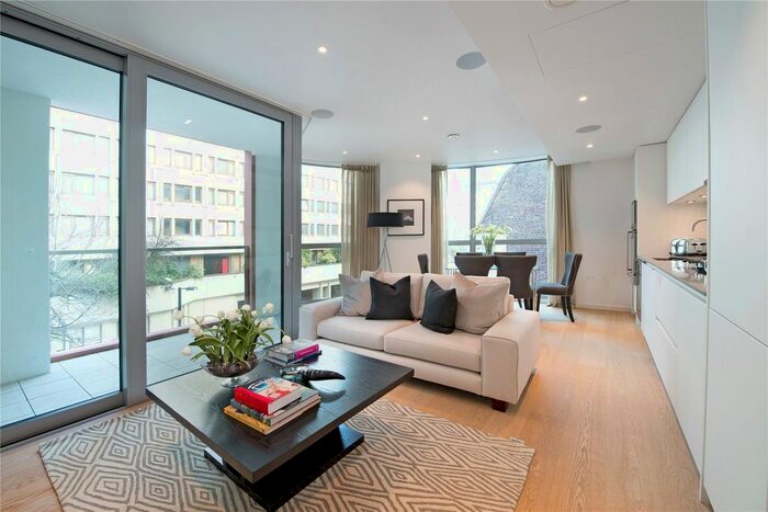 2 Bedroom Flat To Rent In Wellington House, Buckingham Gate, Westminster, London, SW1E