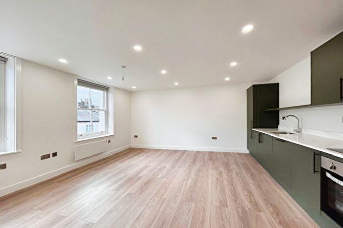 2 Bedroom Flat To Rent In North Street, Dorking, RH4