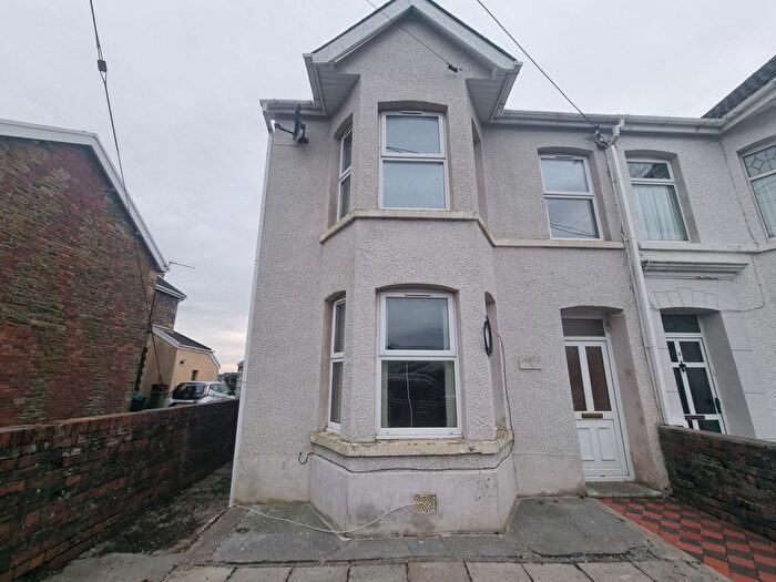 3 Bedroom Property To Rent In Union Street, Ammanford, SA18
