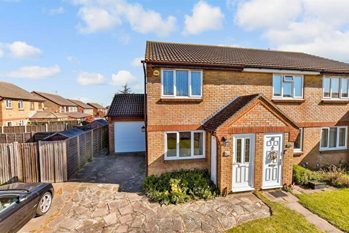 2 Bedroom End Of Terrace House For Sale In Drakes Close, Upchurch, Sittingbourne, Kent, ME9