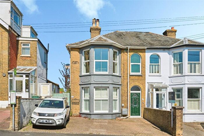 2 Bedroom Maisonette For Sale In Mill Hill Road, Cowes, Isle Of Wight, PO31