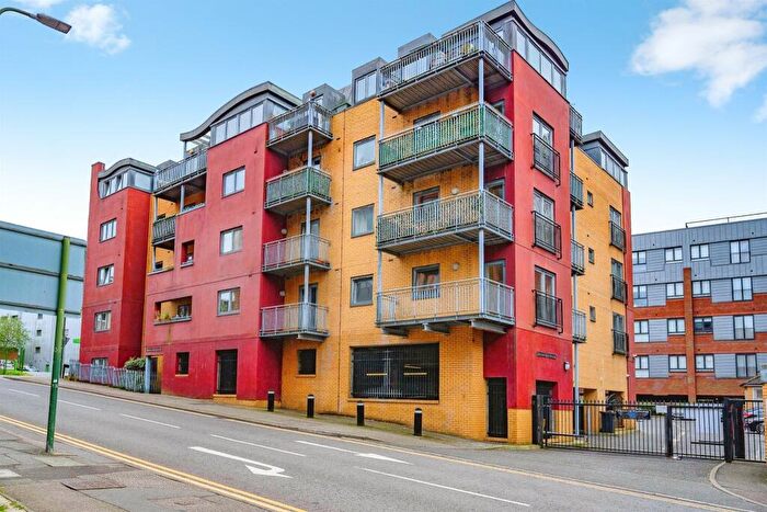 2 Bedroom Flat For Sale In Selden Hill, Hemel Hempstead, HP2