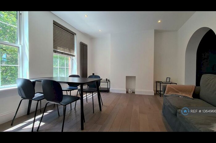 2 Bedroom Flat To Rent In Brook House, London, NW1