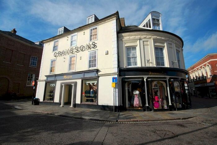 1 Bedroom Apartment To Rent In Gravesons House, SG14