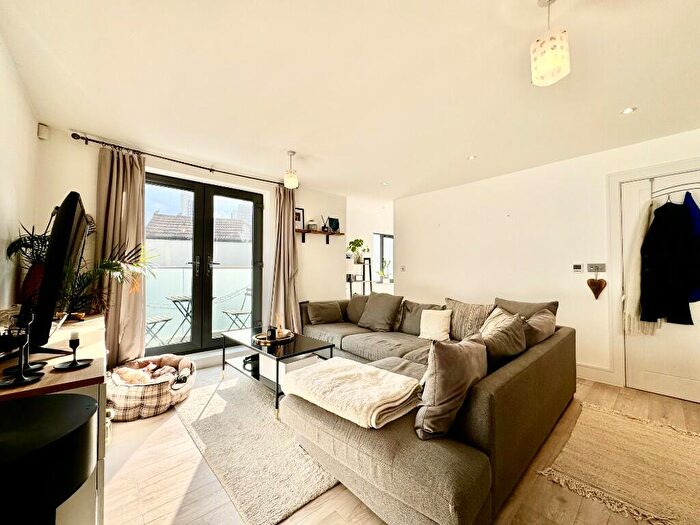 2 Bedroom Duplex To Rent In Oval Road, Croydon, London, CR0