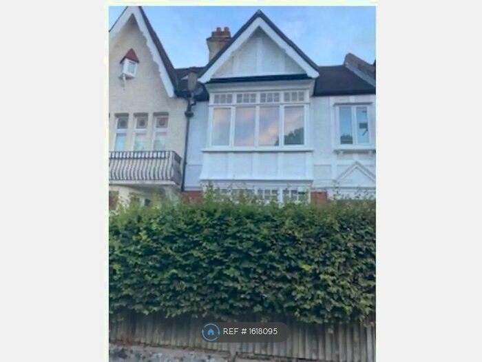 3 Bedroom Flat To Rent In Birchwood Road, London, SW17