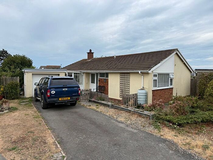 3 Bedroom Bungalow For Sale In James Close, Llanon, SY23