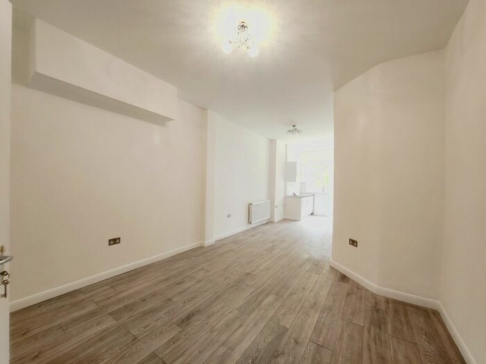 3 Bedroom Flat To Rent In Hayes Crescent, Golders Green, NW11