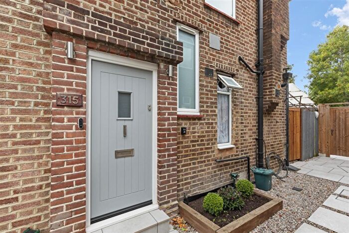 2 Bedroom Maisonette For Sale In Botwell Lane, Hayes, UB3