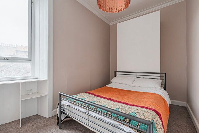 2 Bedroom Flat For Sale In Raeburn Place, Edinburgh, EH4