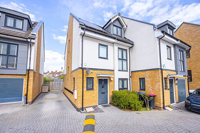 4 Bedroom Semi Detached House For Sale In Brookside Crescent, Westcliff-On-Sea, SS0