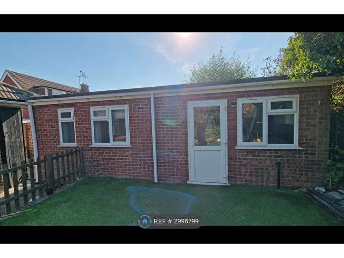 Studio To Rent In Brackendale Avenue, Basildon, SS13