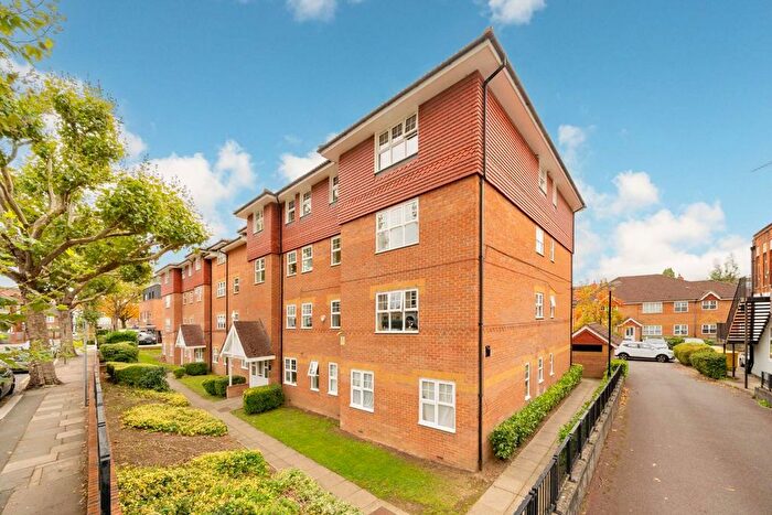 3 Bedroom Flat To Rent In Woodside Lane, North Finchley, N12