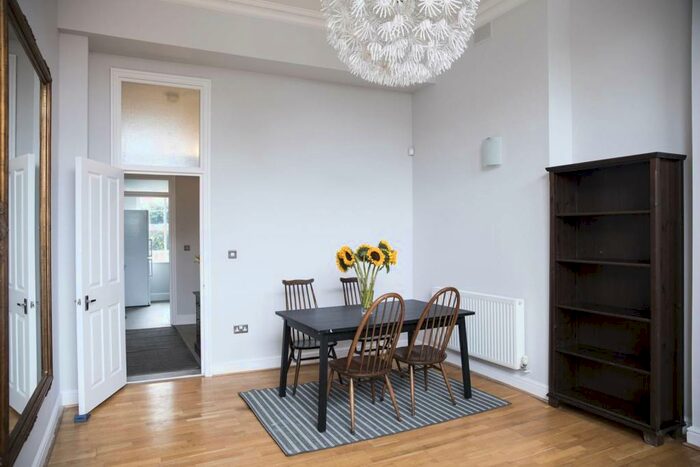 3 Bedroom Flat To Rent In Hewlett Road, Victoria Park, London, E3