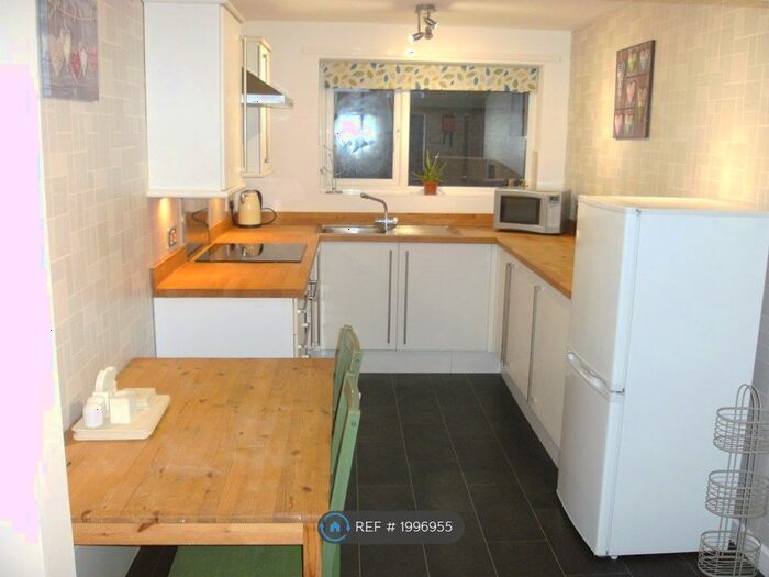 2 Bedroom Flat To Rent In Park Lane, Macclesfield, SK11