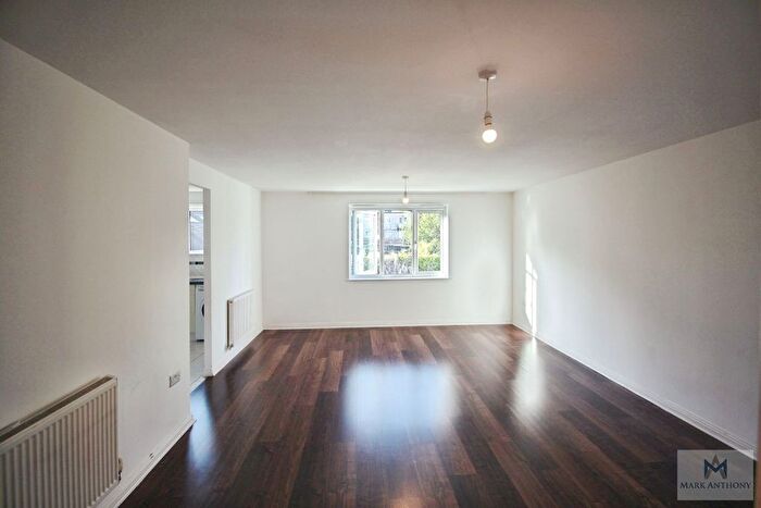 2 Bedroom Flat To Rent In Woodville Court, London, N14