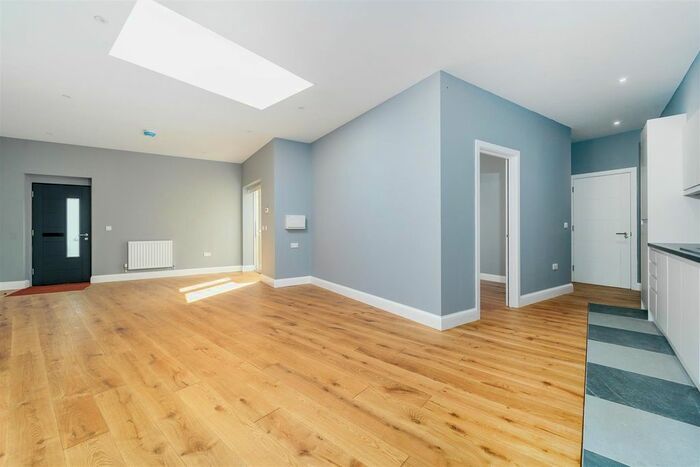 2 Bedroom Detached Bungalow To Rent In Beaconsfield Road, Ealing, W5