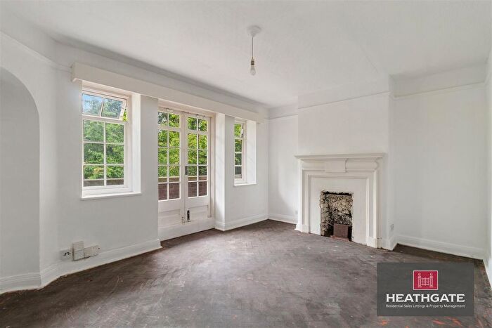 2 Bedroom Flat For Sale In Lyttelton Road, London, N2