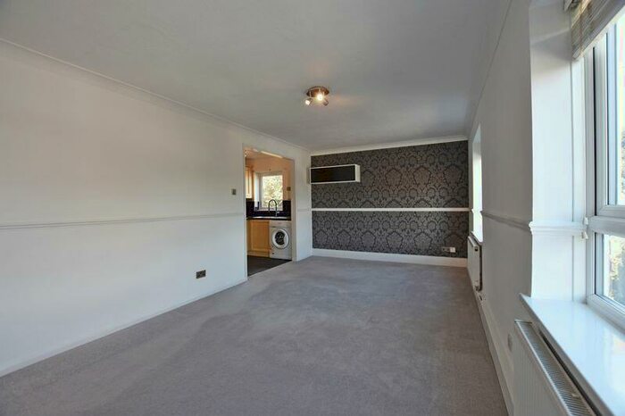 1 Bedroom Flat To Rent In Lambourn Grove, Kingston Upon Thames, KT1