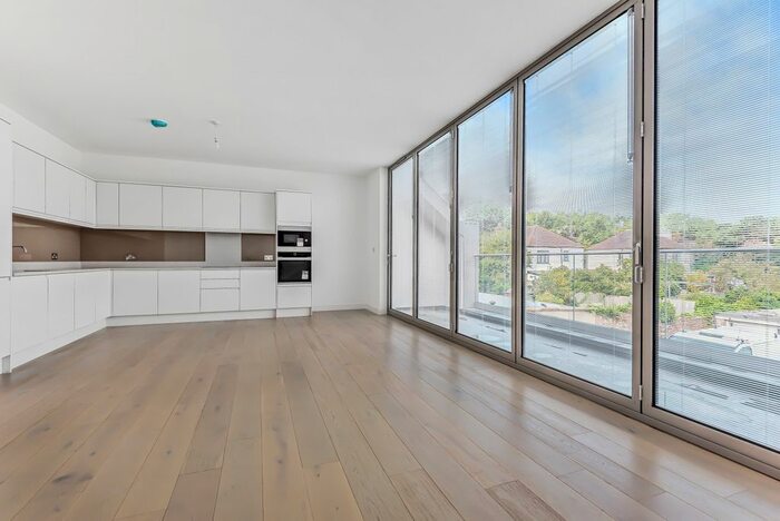3 Bedroom Flat To Rent In Winders Close, Beckenham, BR3