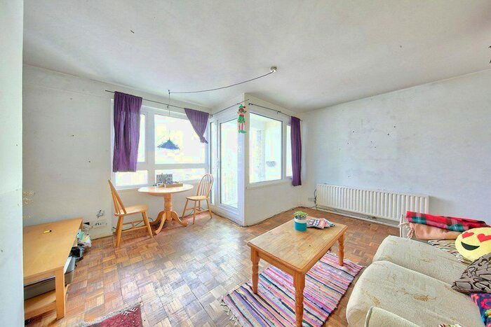 3 Bedroom Flat To Rent In Clarence Crescent, London, SW4