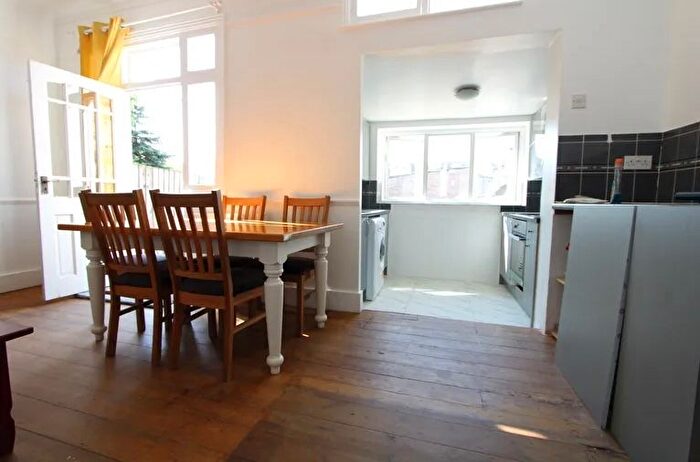 4 Bedroom Flat To Rent In Undine Street, Tooting Broadway, SW17