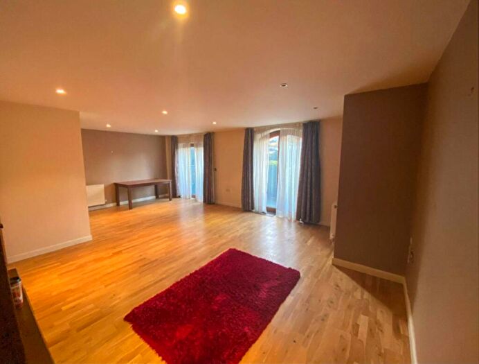 2 Bedroom Flat For Sale In Newbury House, New Barnet, Barnet, EN4