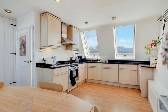 2 Bedroom Flat To Rent In Bishops Road, Fulham, London, SW6