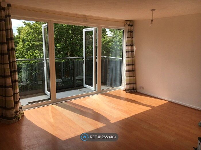 3 Bedroom Maisonette To Rent In Denham Close, Maidenhead, SL6