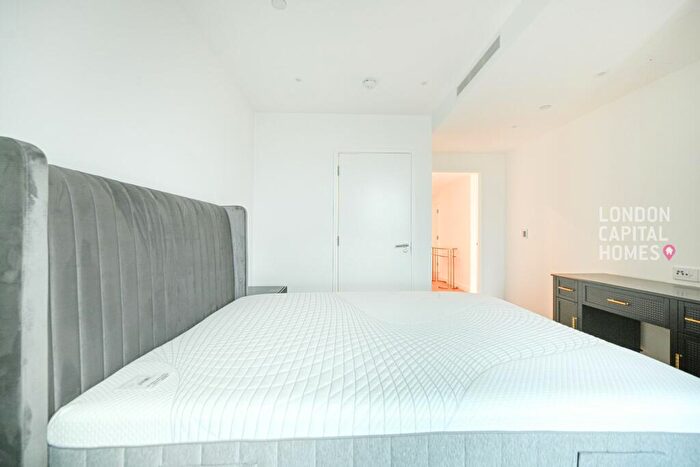 2 Bedroom Apartment To Rent In One Thames Quay, Marsh Wall, E14