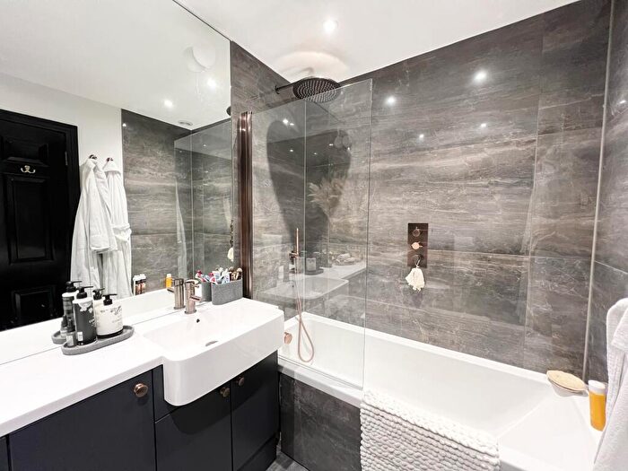 2 Bedroom Flat To Rent In Bathampton Lane, Bathampton, Bath, BA2