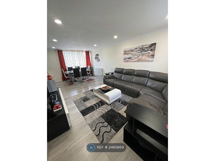 3 Bedroom End Of Terrace House To Rent In Hobart Walk, St. Albans, AL3