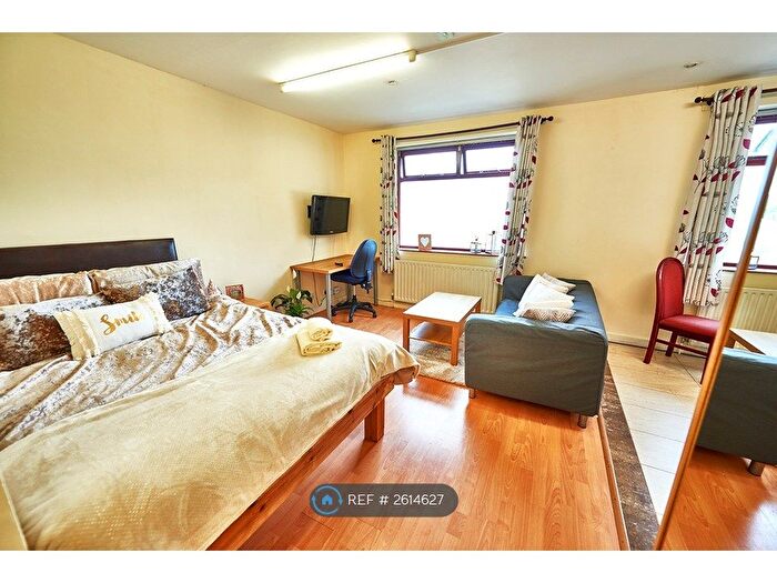 Studio To Rent In Millenium Court, Bradford, BD7