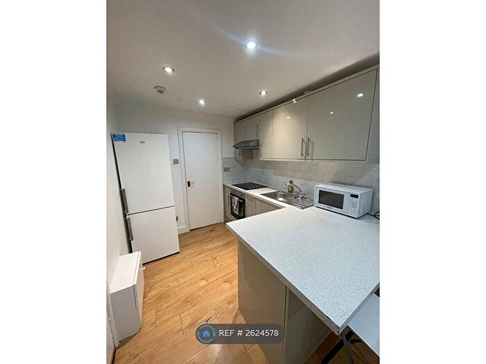 Studio To Rent In Penywern Road, London, SW5