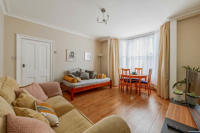 1 Bedroom Flat To Rent In Mill Hill Road, London, W3