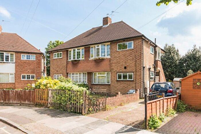 2 Bedroom Flat To Rent In Bramley Close, Twickenham, TW2