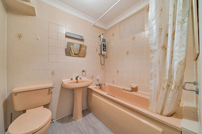 2 Bedroom Apartment For Sale In The Esplanade, Bognor Regis, West Sussex, PO21