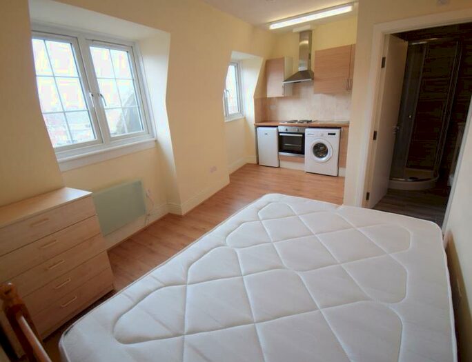 Studio To Rent In Finchley Road, London, NW11