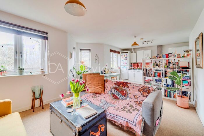 2 Bedroom Flat To Rent In Carlingford Road, Turnpike Lane, London, N15