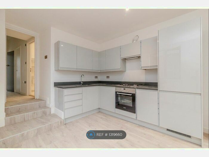 2 Bedroom Flat To Rent In Garratt Lane, London, SW18