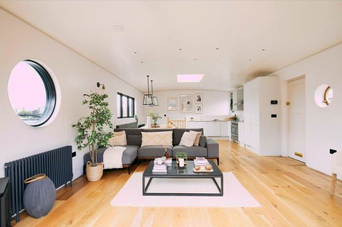 3 Bedroom House Boat To Rent In Cheyne Walk, Chelsea, SW10
