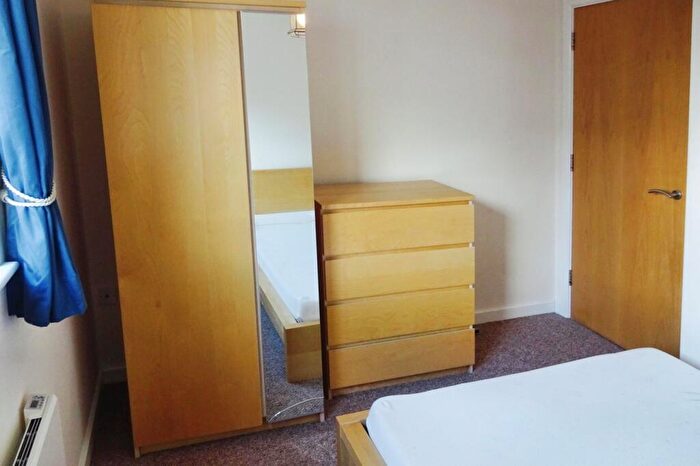 2 Bedroom Flat To Rent In City Walk, Leeds, West Yorkshire, LS11