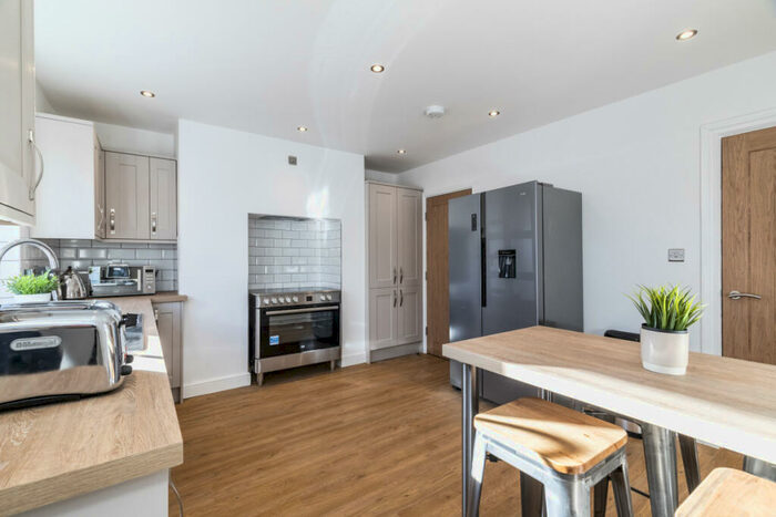 6 Bedroom Terraced House To Rent In Woodsley Road, Leeds, LS3