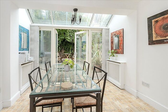 2 Bedroom Flat For Sale In Devonport Road, Shepherd's Bush, W12