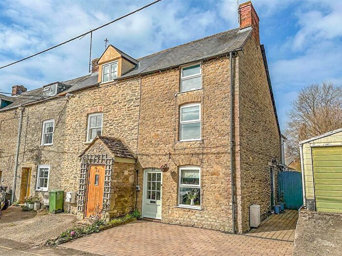 3 Bedroom Semi-detached House For Sale In Gastons Road, Malmesbury, SN16