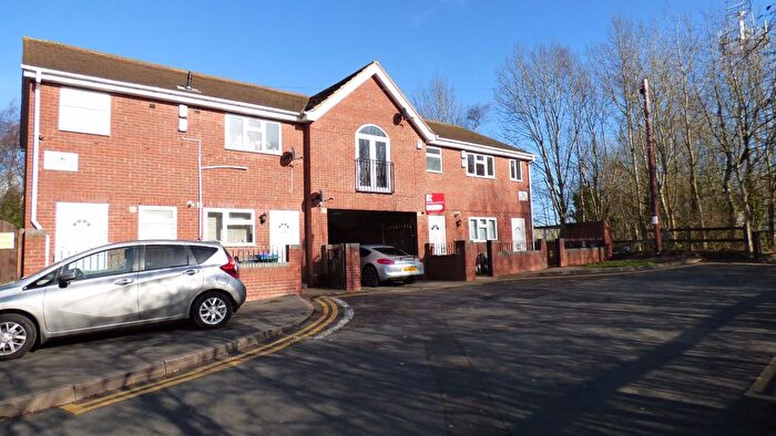 2 Bedroom Flat To Rent In East Avenue, Tividale, Oldbury, West Midlands, B69