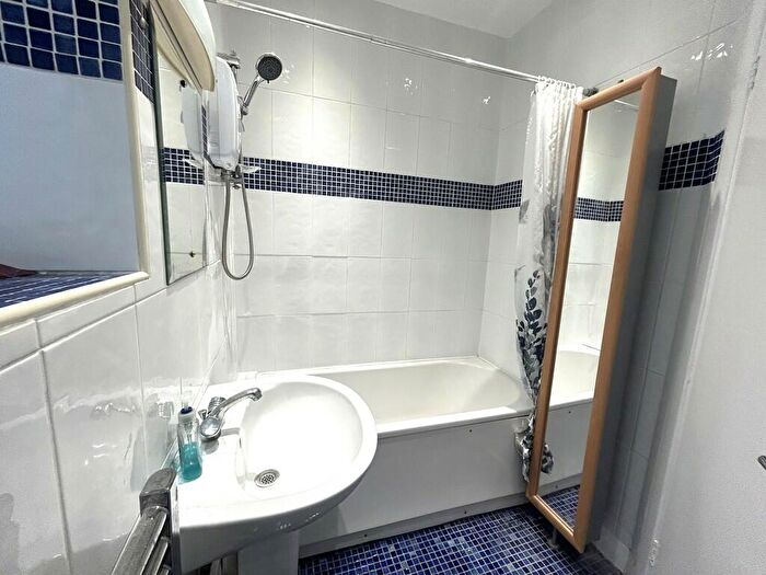 2 Bedroom Apartment To Rent In Grosvenor Road, Wanstead, London, E11
