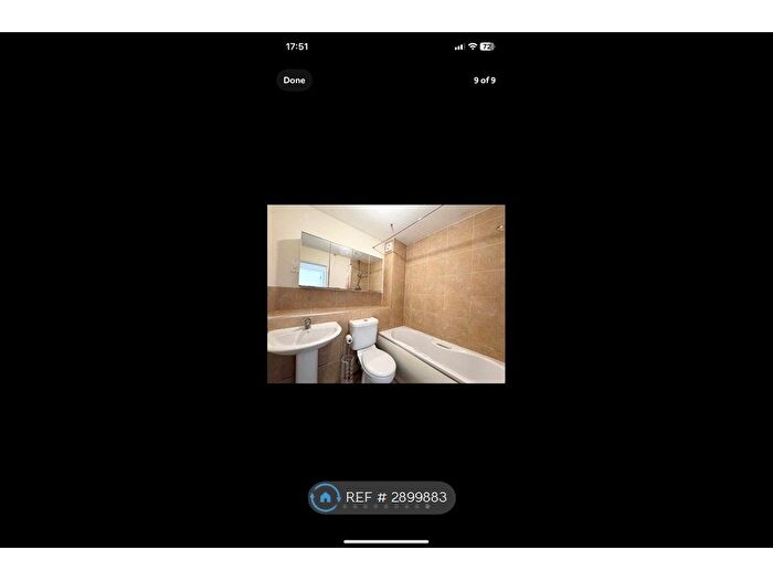 2 Bedroom Flat To Rent In Barnwood Close, Guildford, GU2